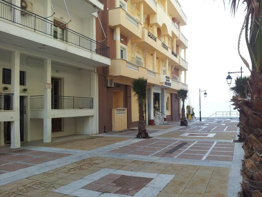 Cozy Seaside Apartment Loutraki Exterior photo